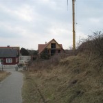 Blick vom Strandweg auf das Haus an den Dünen